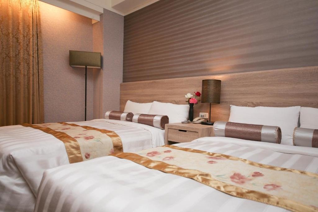 Кровать в общем номере Unique Hotel