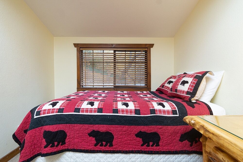 Кровать в общем номере 1842-black Diamond Chalet 6 Bedroom Home by RedAwning