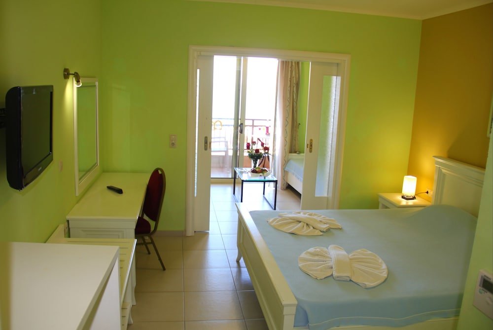 Suite con balcón y con vista al mar Agelia Beach Hotel