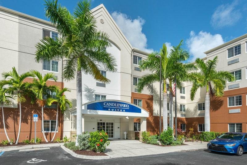 Cama en dormitorio compartido Candlewood Suites Fort Myers/Sanibel Gateway, an IHG Hotel