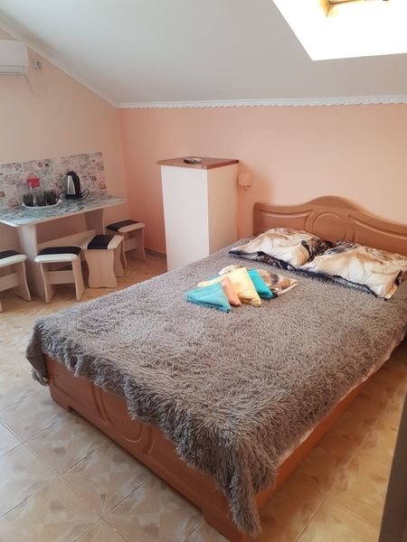 Cama en dormitorio compartido familiar DelfiniYa Mini-Hotel