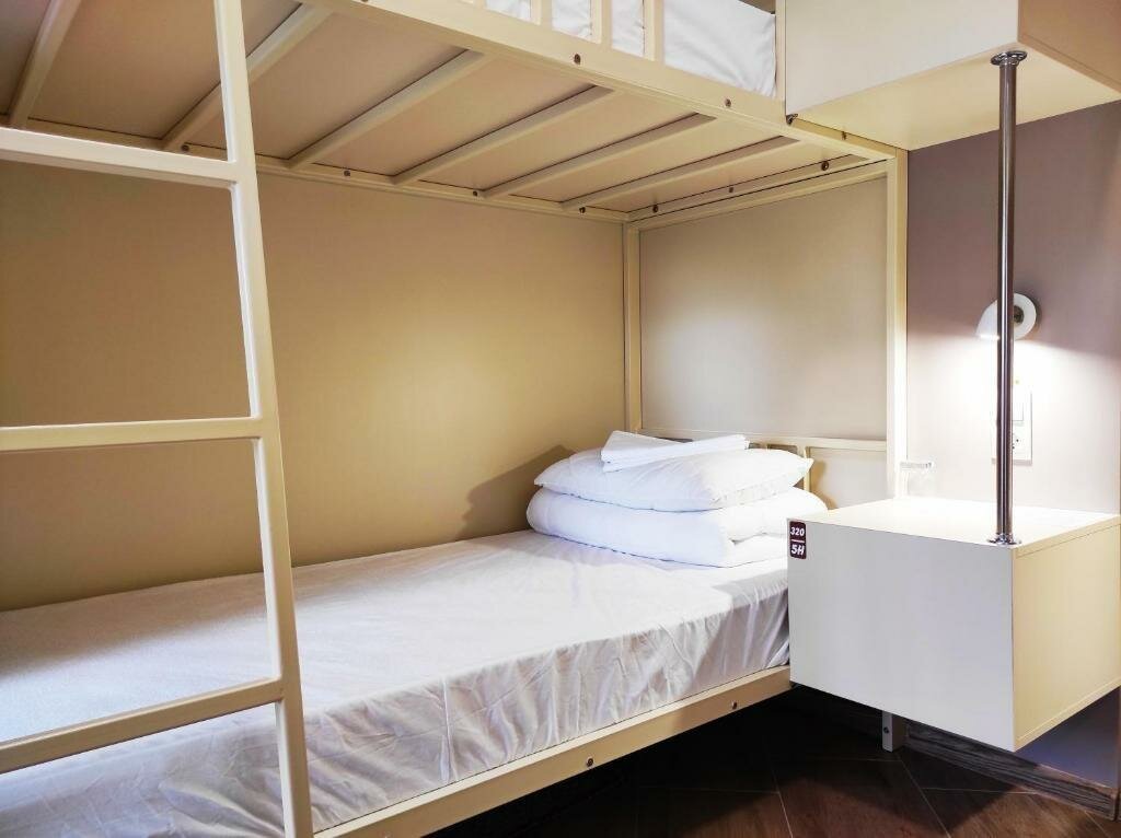 Кровать в общем номере Мансарда Тапиау