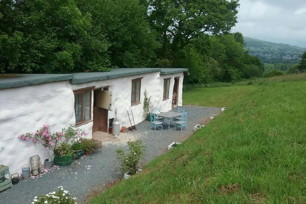 Cottage Stables, 1 bed Eco earth house, edge of Dartmoor