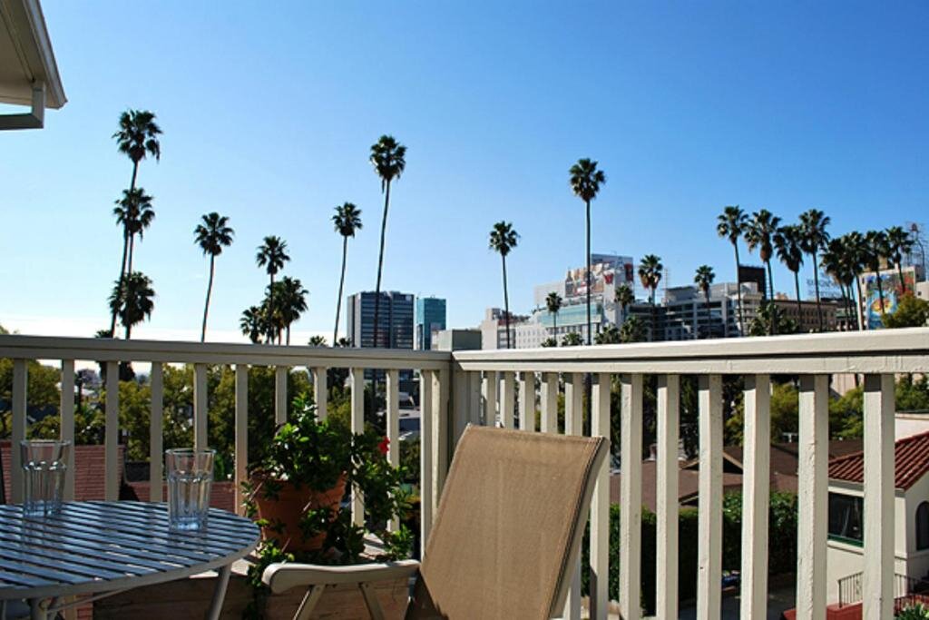 Апартаменты с 2 комнатами с балконом Hollywood Hills Suites