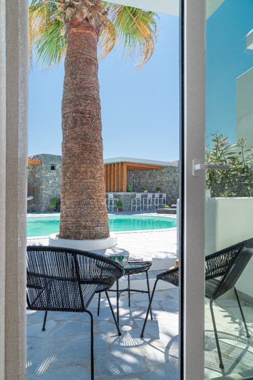 Camera quadrupla Deluxe con balcone e con vista sulla piscina Omnia Mykonos Boutique Hotel & Suites