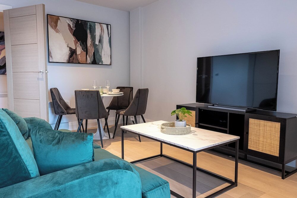 Апартаменты Stylish Apartments with Balcony for upper apartments & Free Parking in a prime location - Five Miles from Heathrow Airport