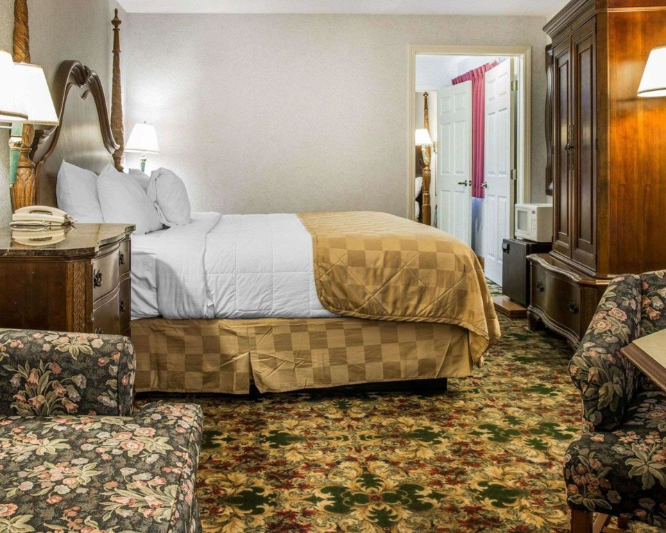 1 Bedroom Suite Mackinaw City Clarion Hotel Beachfront