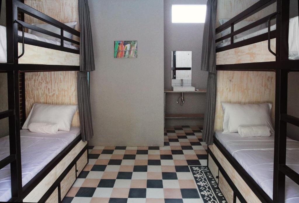 Кровать в общем номере (женский номер) Mojosurf Camp Canggu