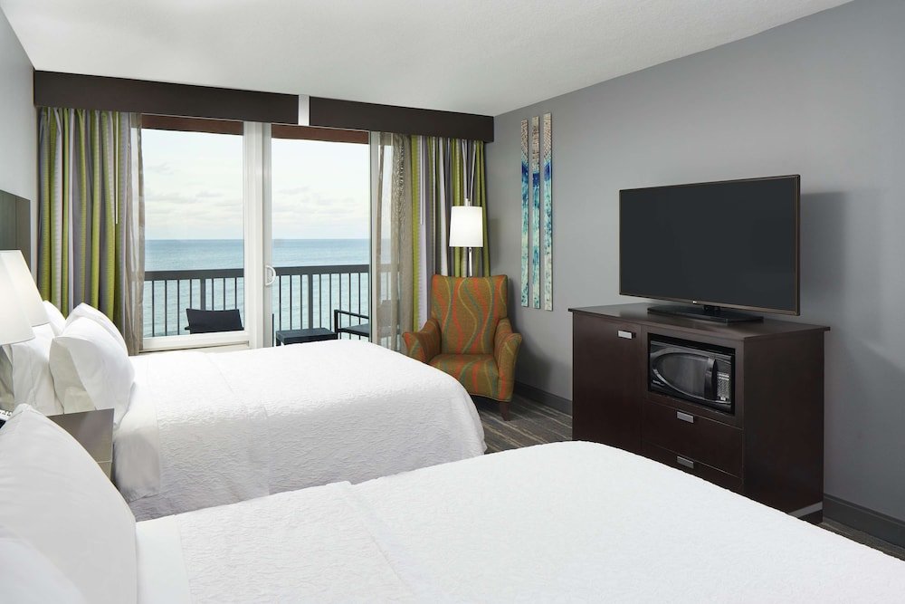 Standard Quadruple room with balcony Hampton Inn Daytona Beach/Beachfront