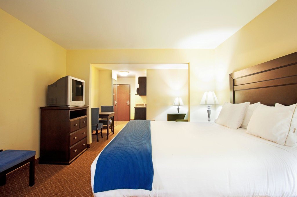Номер Deluxe Holiday Inn Express Hotel & Suites Chicago South Lansing, an IHG Hotel