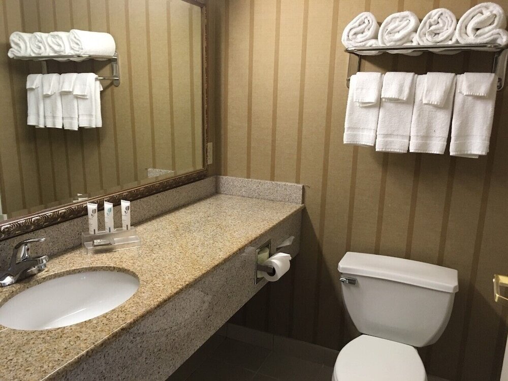 Четырёхместный номер Standard Country Inn & Suites by Radisson, Potomac Mills Woodbridge, VA
