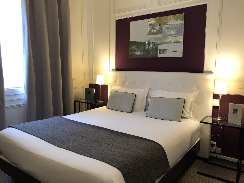 Кровать в общем номере Hotel Dauphin