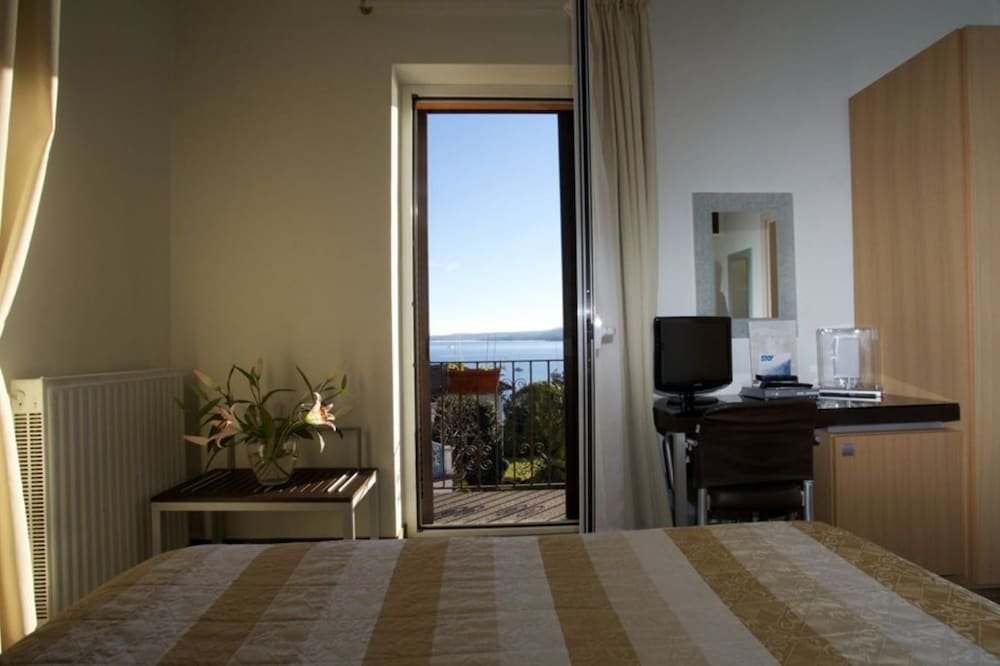 Habitación doble Estándar con balcón y con vista al lago Hotel Lido di Angera