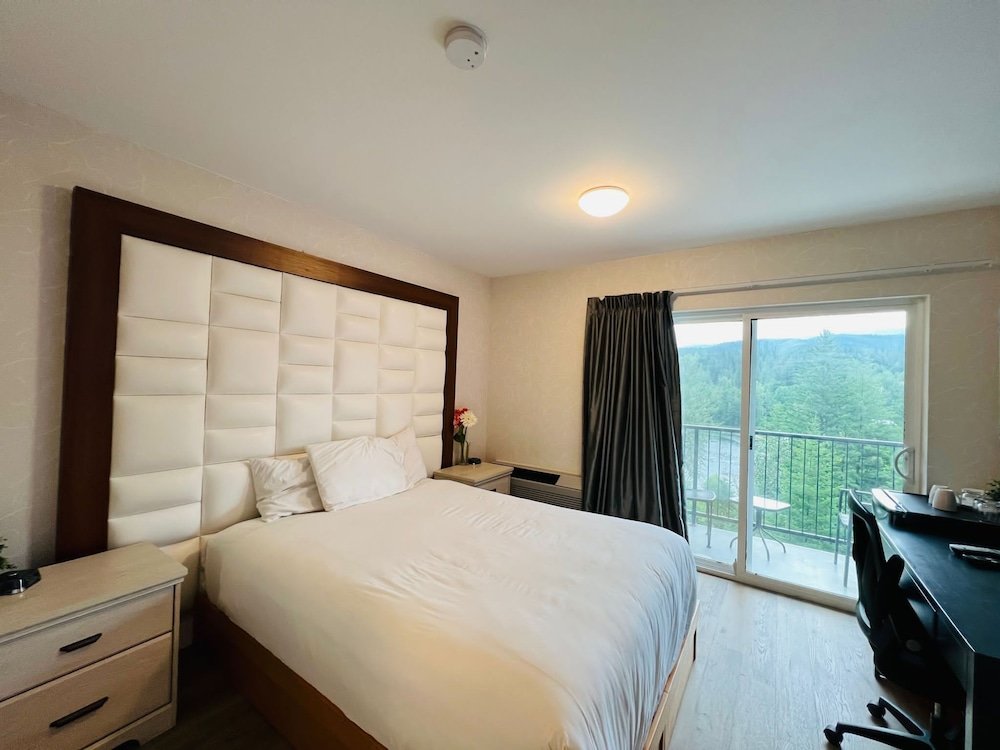 Camera familiare Standard con balcone e con vista sulle montagne Hotel Civilia Lakeside by Civilia Golf Retreat
