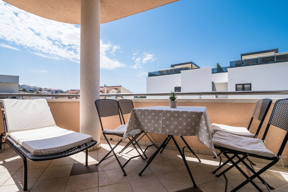 Апартаменты c 1 комнатой с балконом и с видом на море Villa Lavandula with heated swimming pool