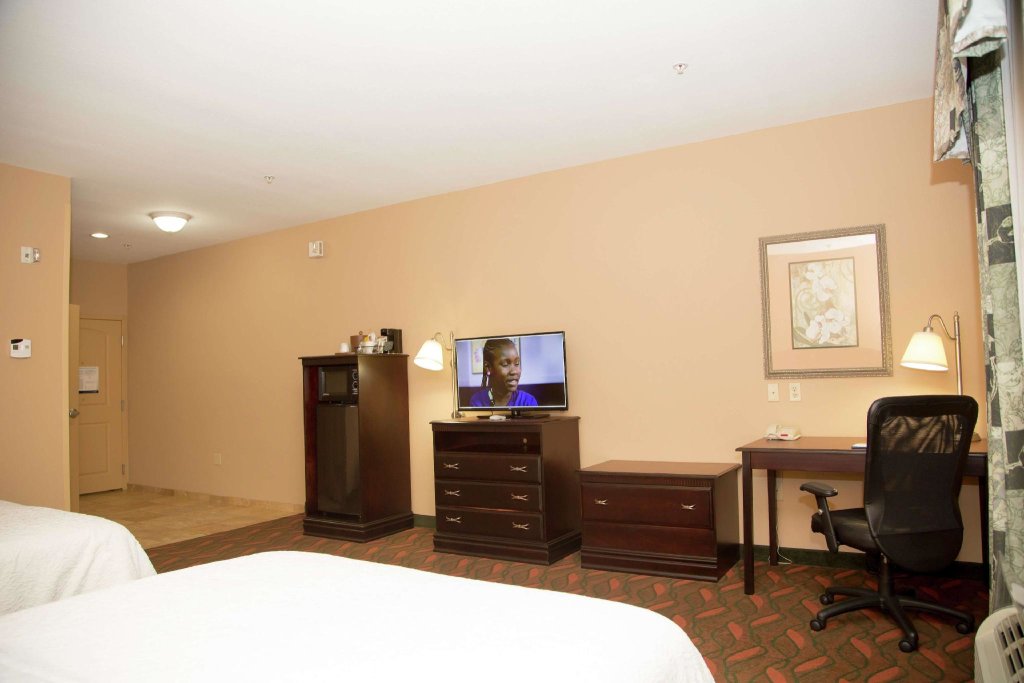 Четырёхместный номер Standard Hampton Inn & Suites Houston Rosenberg