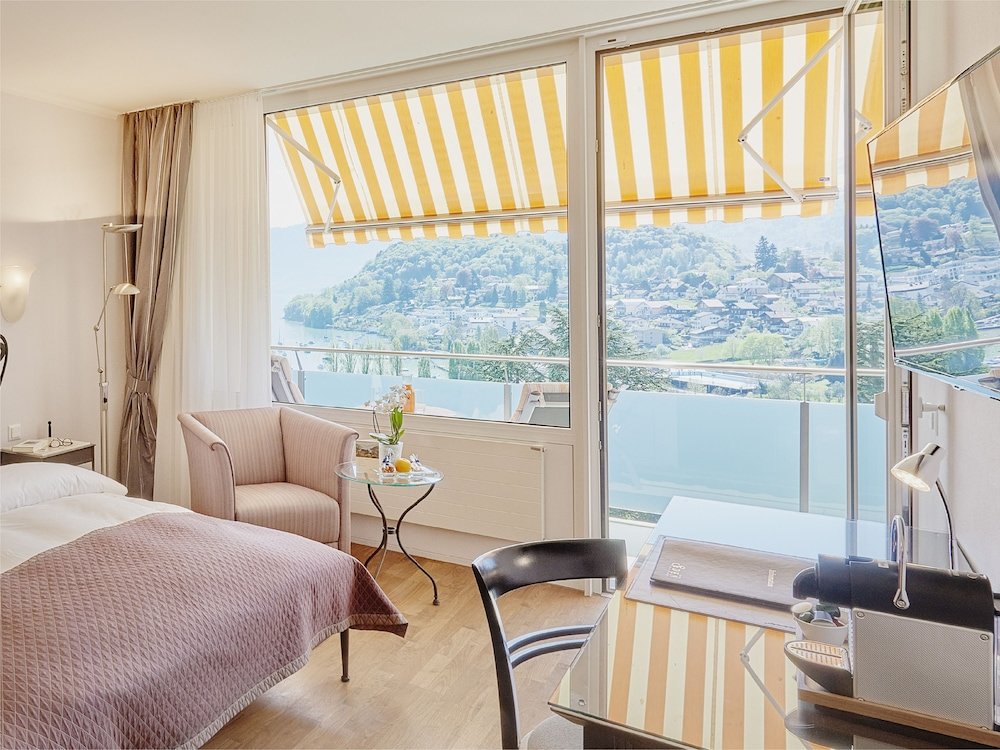 Confort double chambre avec balcon et Vue sur la baie Ferienwohnungen Hotel Eden Spiez