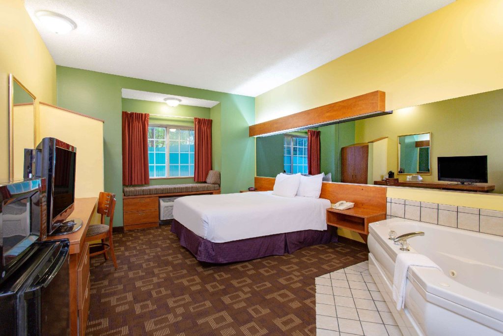 Deluxe Suite Microtel Inn & Suites
