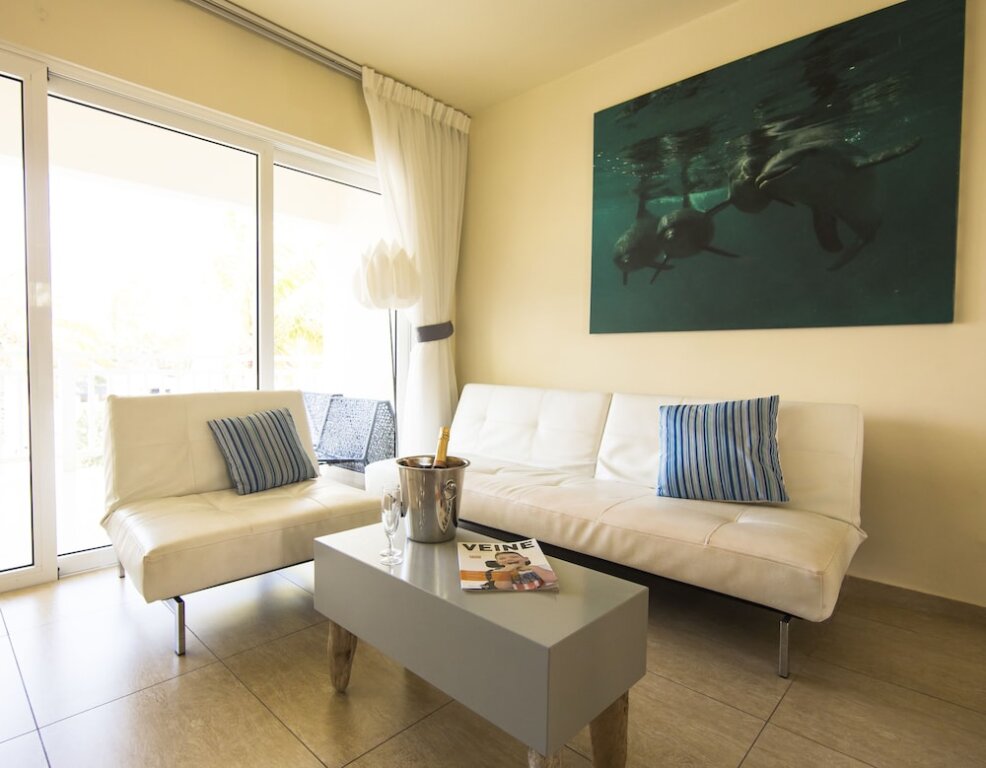 Люкс с 2 комнатами с балконом Dolphin Suites & Wellness Curacao