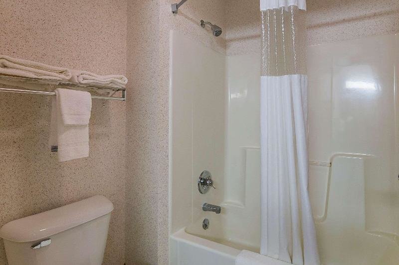Camera Standard Quality Inn & Suites Belmont Route 151