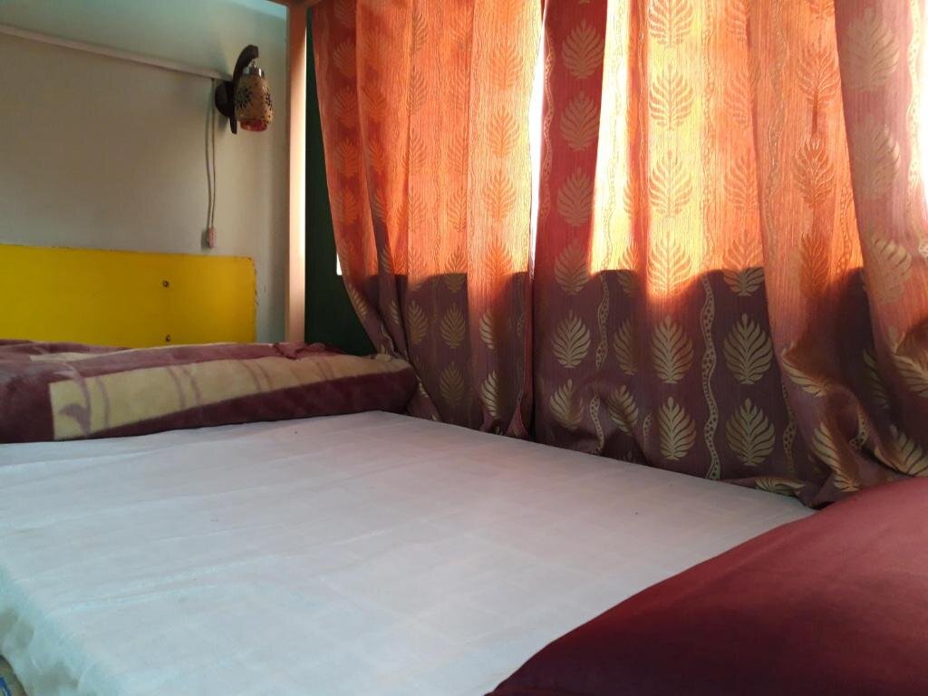 Кровать в общем номере Ganga Fuji Home