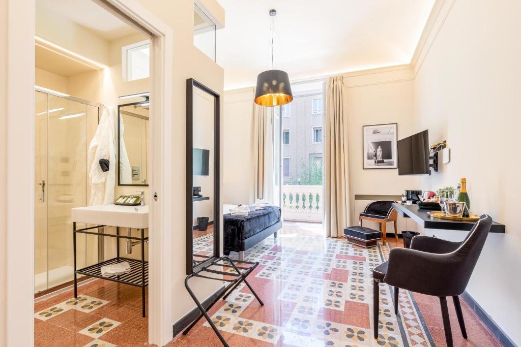 Camera doppia Deluxe con balcone Foresteria Di Piazza Cavour - Luxury Suites And Guest House