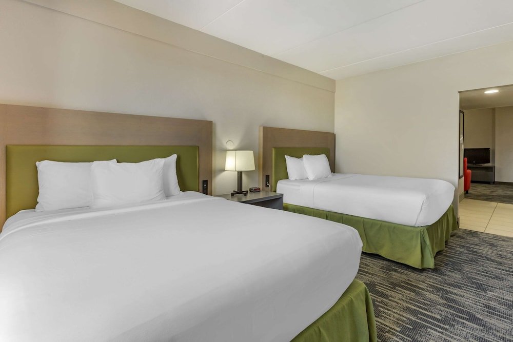 Четырёхместный номер Standard Country Inn & Suites by Radisson, Mesa, AZ