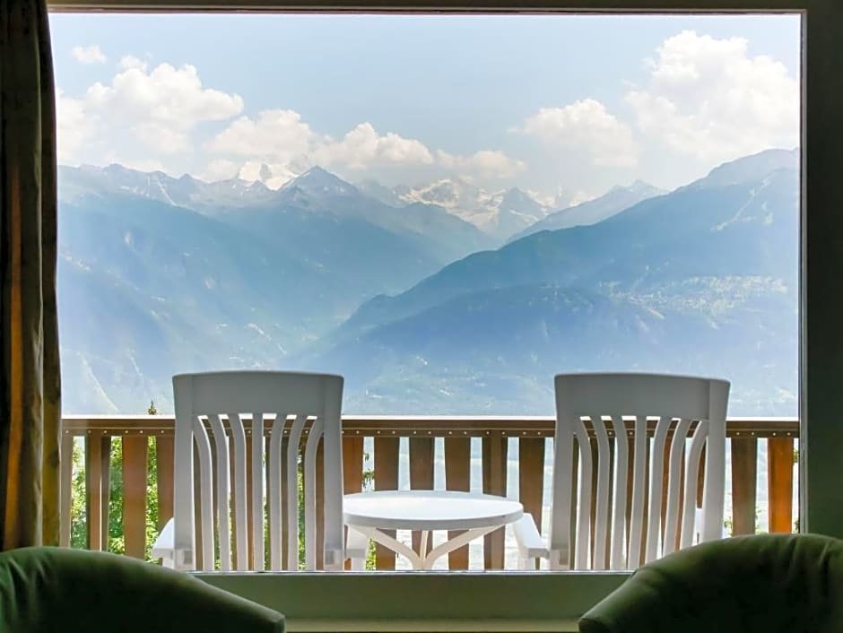 Трёхместный номер Standard с красивым видом из окна Hotel-Restaurant Le Mont Paisible, Crans-Montana