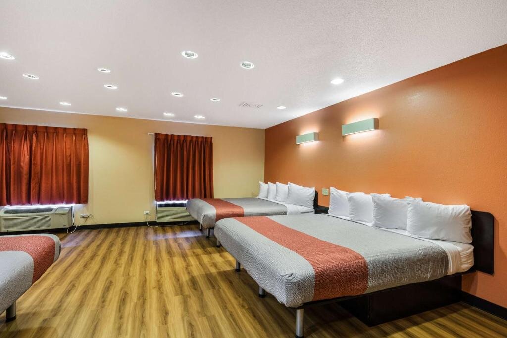 Deluxe suite Motel 6-Libertyville, IL