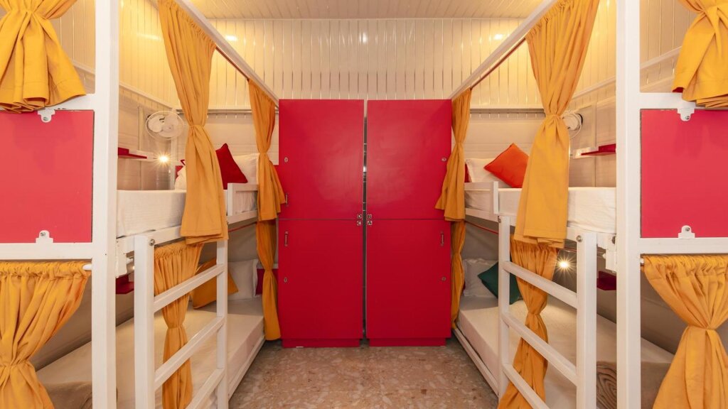 Кровать в общем номере Madpackers Amritsar