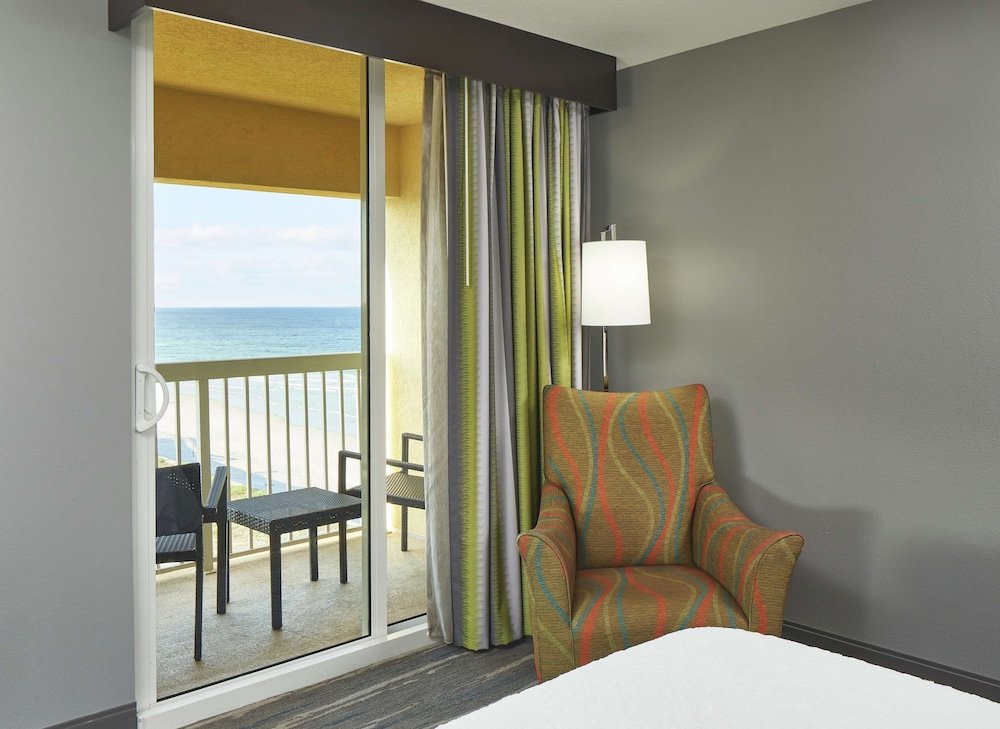 Standard Quadruple room with balcony and with partial ocean view Hampton Inn Daytona Beach/Beachfront