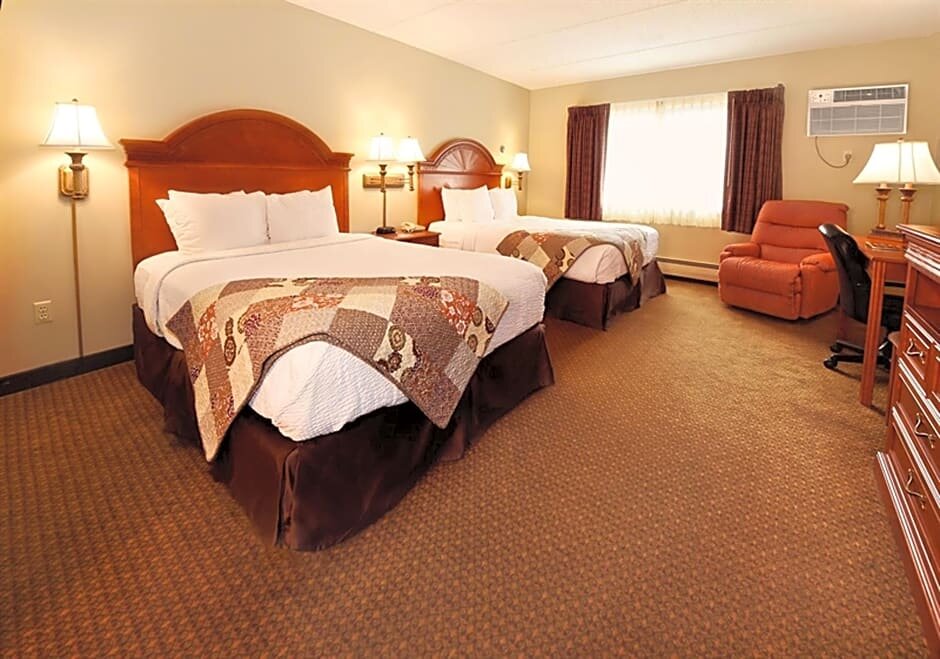 Standard Quadruple room Centerstone Plaza Hotel Soldiers Field - Mayo Clinic Area