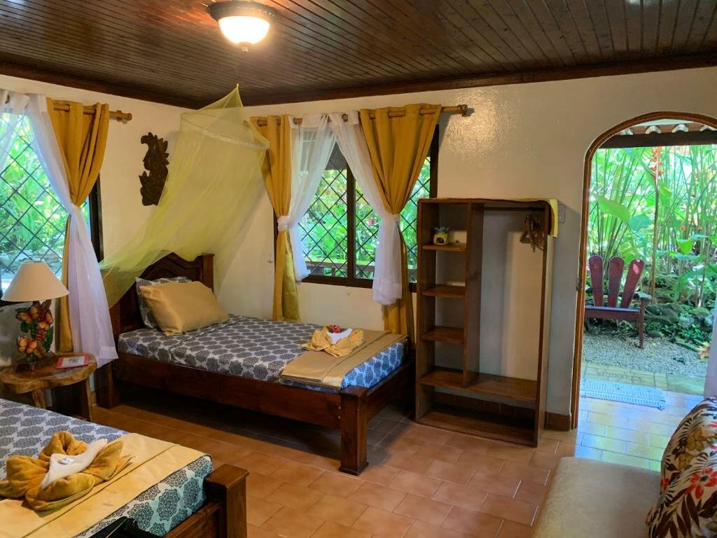 Standard Triple room with view Cabinas Tito