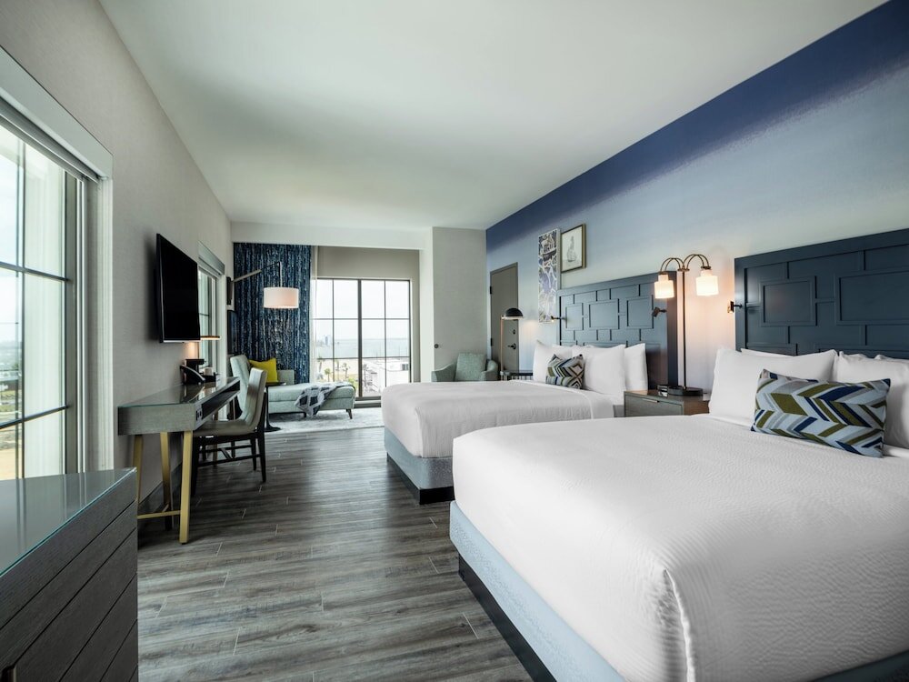 Четырёхместный номер Premium с видом на залив Hotel Indigo - Panama City Marina, an IHG Hotel