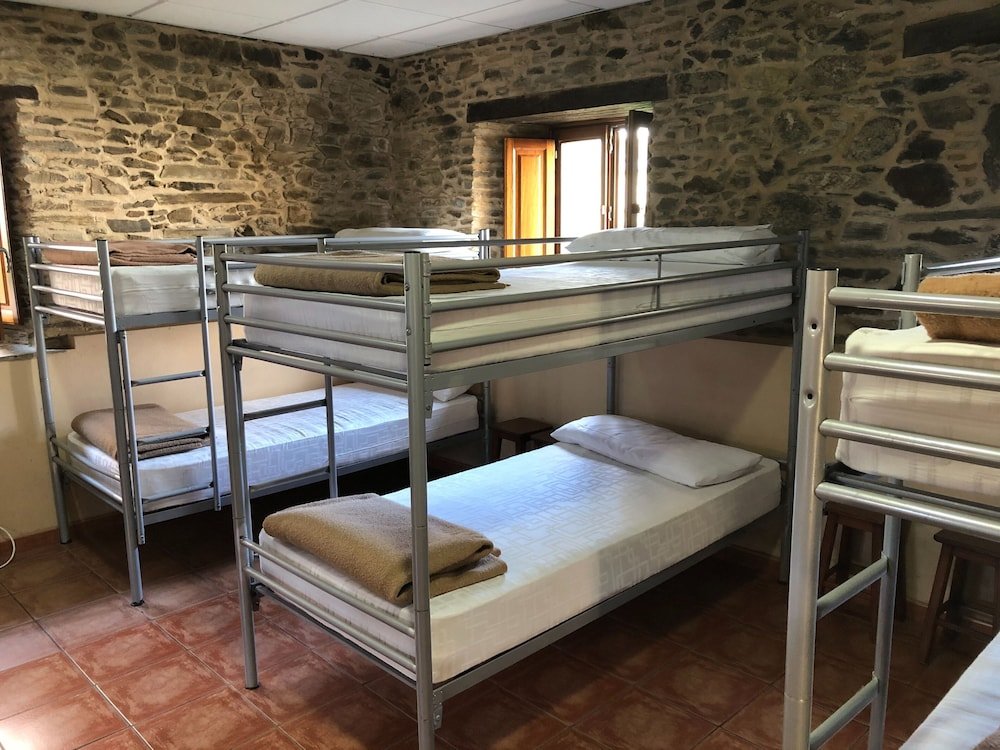 Кровать в общем номере Pensión Albergue Los Caminantes