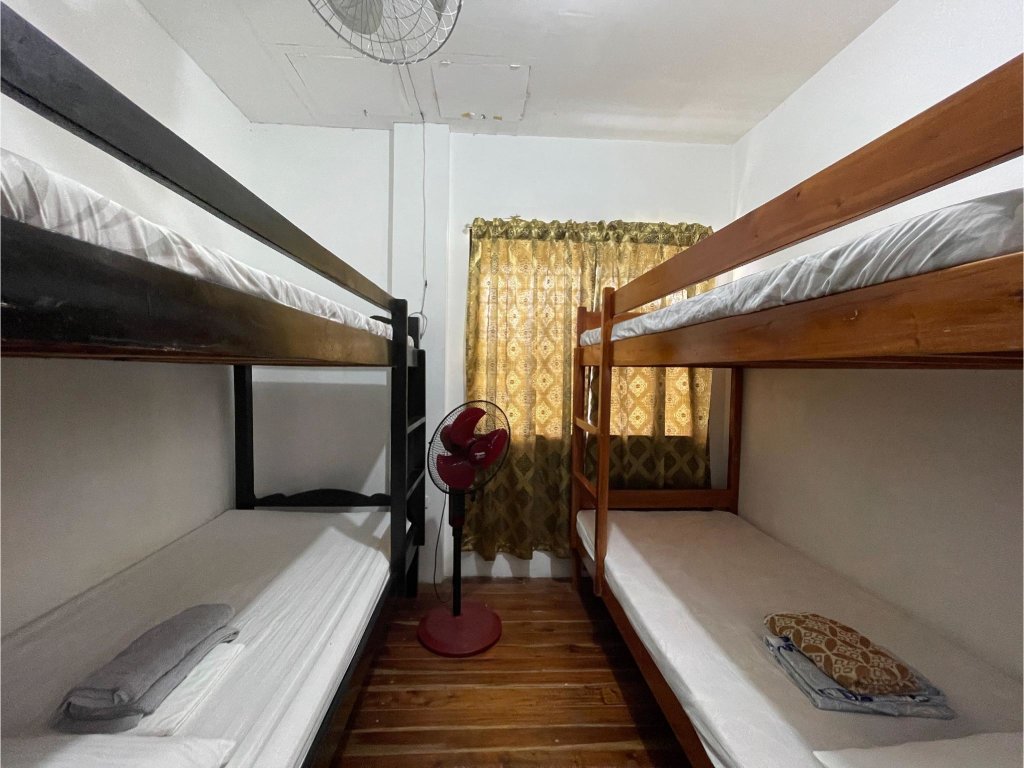Cama en dormitorio compartido OYO 796 Southpoint Hostel And Restrobar