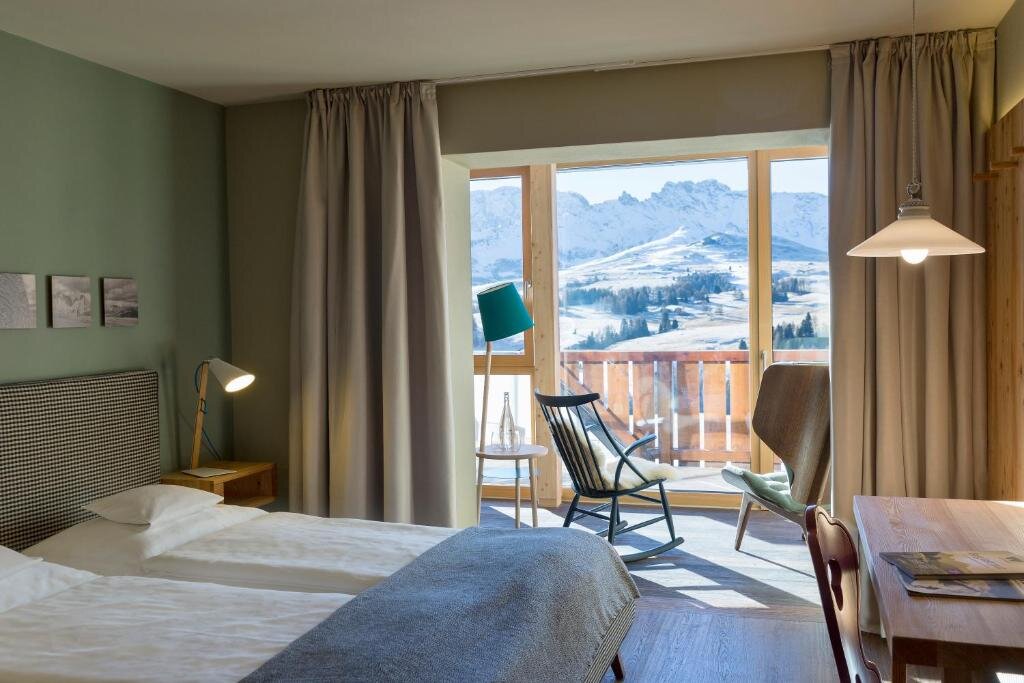 Двухместный номер Comfort с балконом и с видом на горы ICARO Hotel
