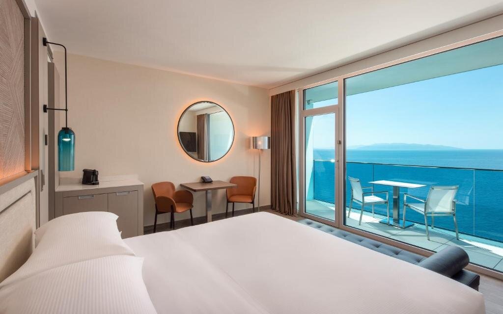 Двухместный номер Deluxe с балконом и с видом на море Hilton Rijeka Costabella Beach Resort And Spa