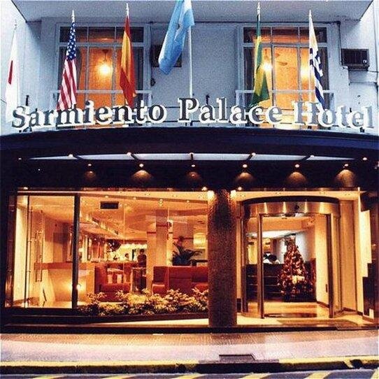 Кровать в общем номере Sarmiento Palace Hotel