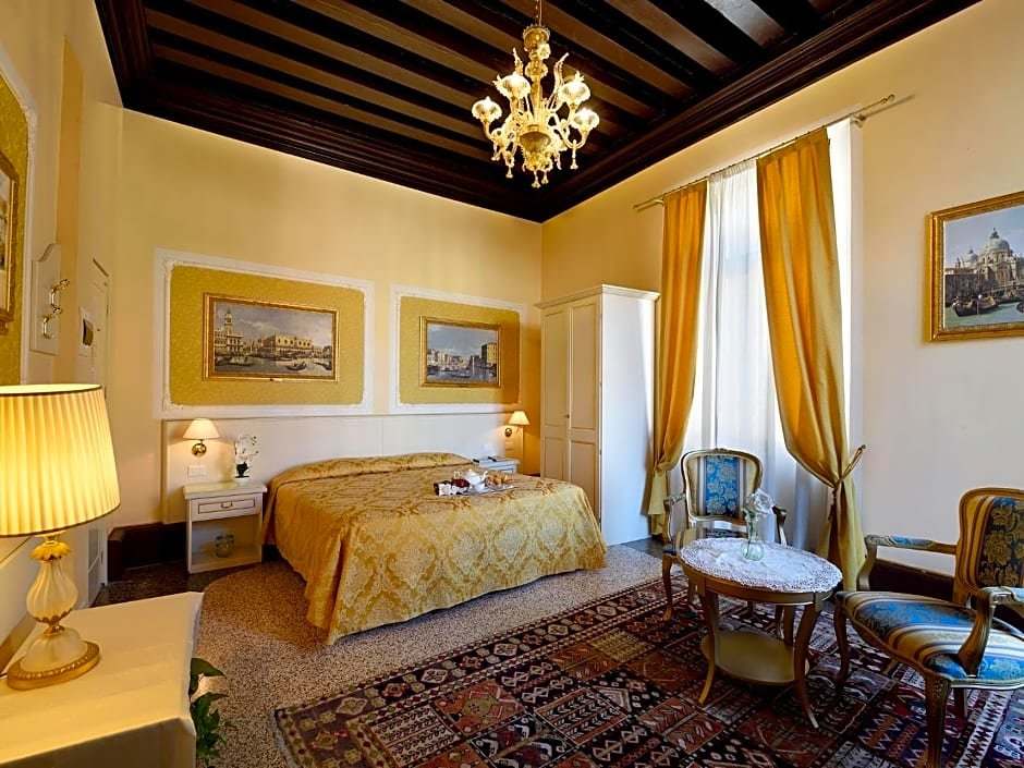 Superior room with canal view Hotel Corte dei Greci