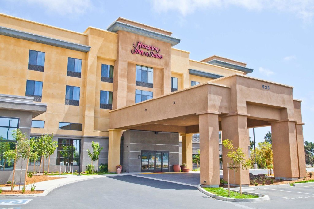 Четырёхместный номер Standard Hampton Inn & Suites Salinas