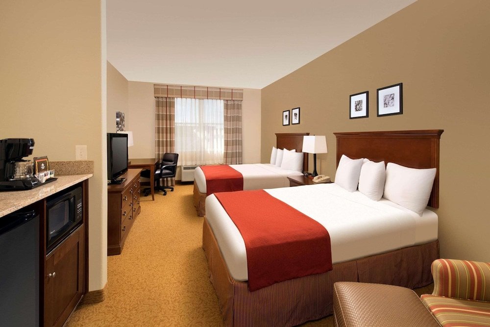 Четырёхместный номер Standard Country Inn & Suites by Radisson, Houston Intercontinental Airport East, TX