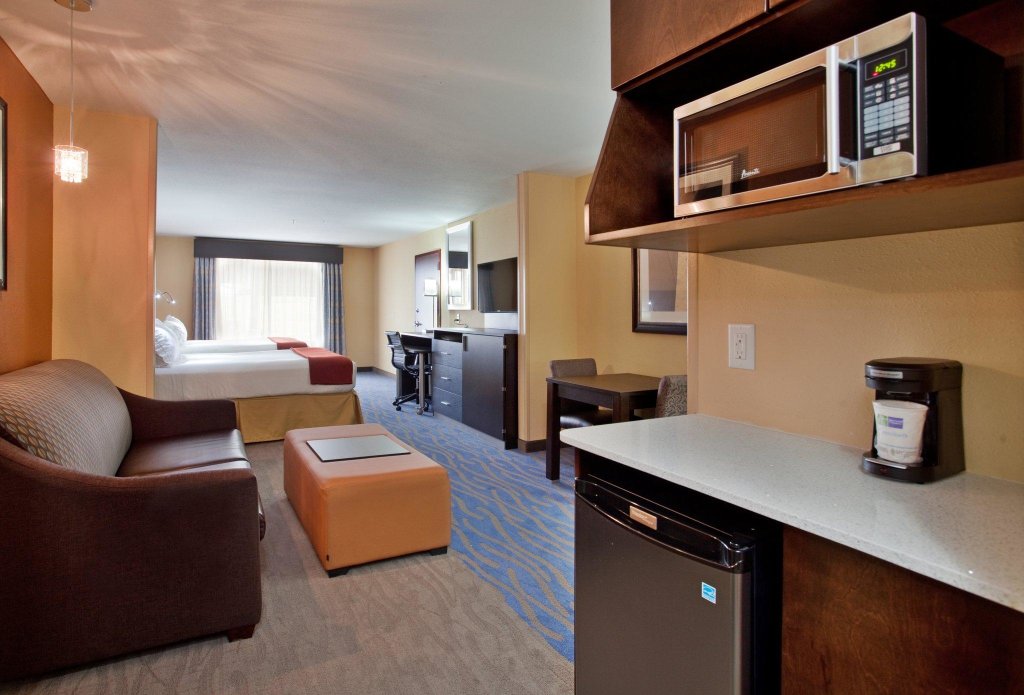 Четырёхместный люкс Holiday Inn Express & Suites St Louis Airport, an IHG Hotel