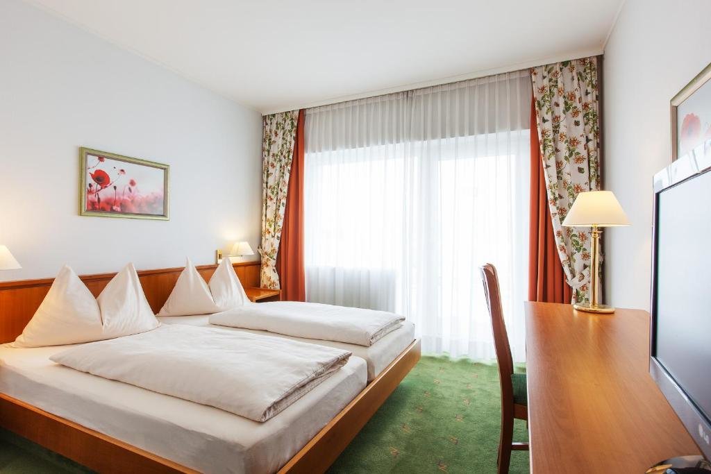 Standard room Landzeit Motor-Hotel St. Valentin