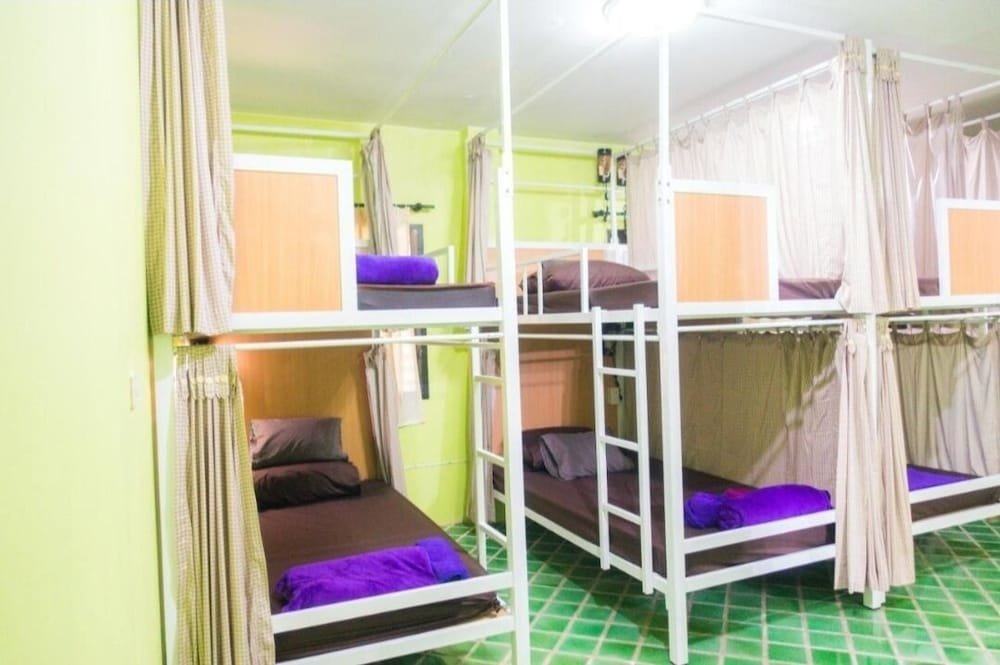Кровать в общем номере Plus Hostel Ayutthaya
