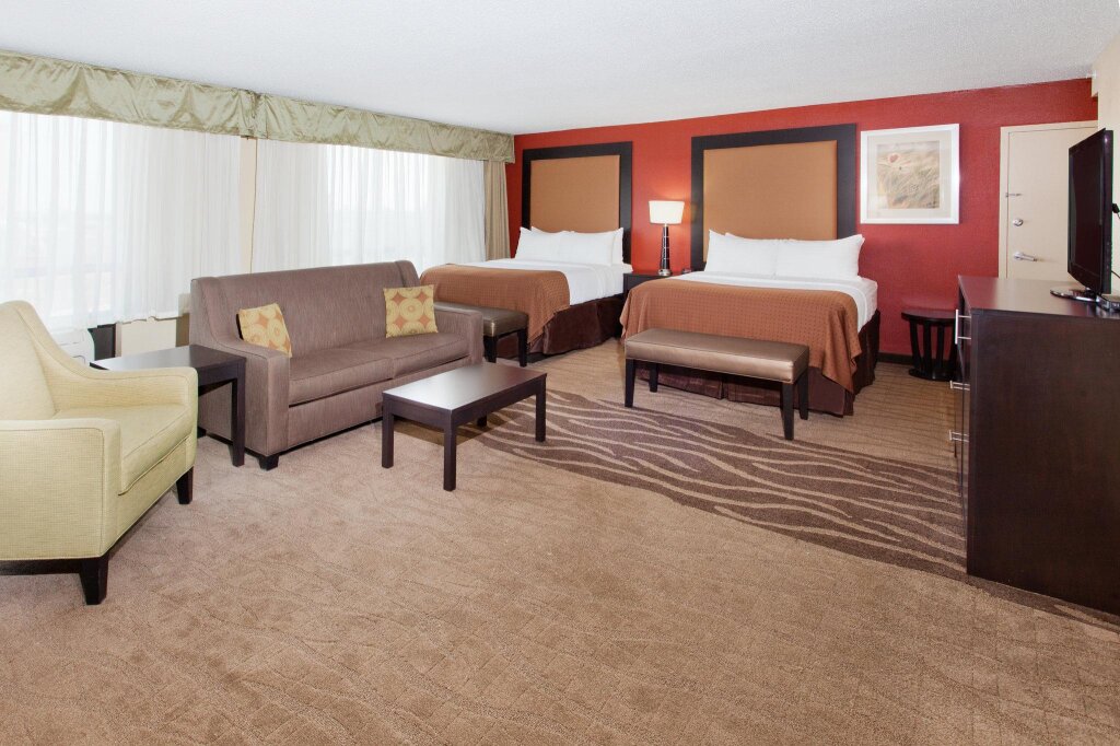 Четырёхместный люкс c 1 комнатой Holiday Inn Shreveport Downtown, an IHG Hotel