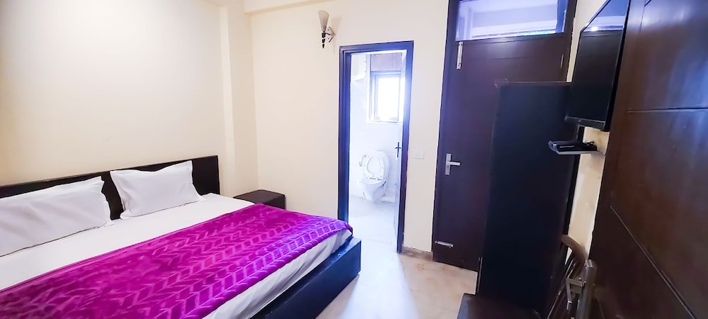 Deluxe Zimmer Roomshala 061 NK Residency