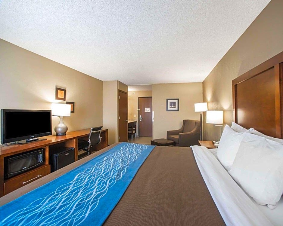 Suite Comfort Inn & Suites St. Louis-Hazelwood