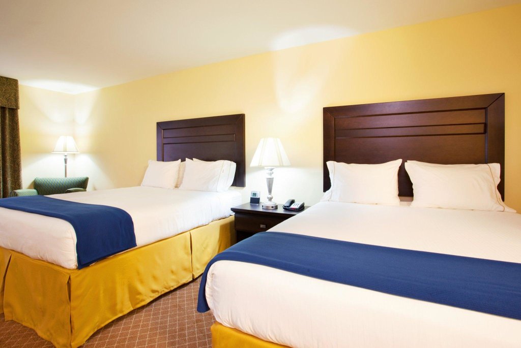 Четырёхместный номер Standard Holiday Inn Express Hotel & Suites Chicago South Lansing, an IHG Hotel