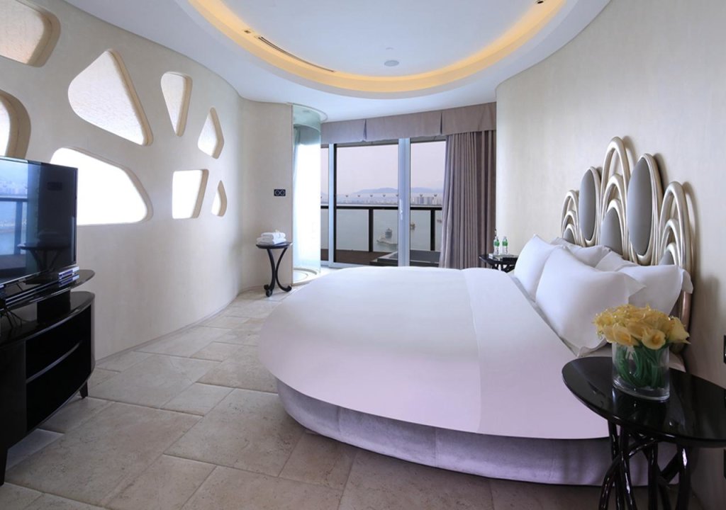Номер Deluxe с 2 комнатами с видом на море Phoenix Island Resort Sanya Ocean Dream